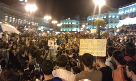 Assemblea nel cuore di Puerta del Sol, tipico stile #15m