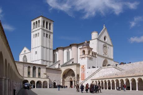 Assisi sprofonda lentamente secondo i satelliti.