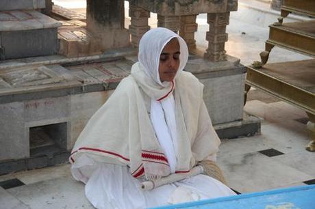 Monaca giainista in meditazione fra i templi di Shatrunjaya,  Gujarat, India. Foto di Marco Restelli