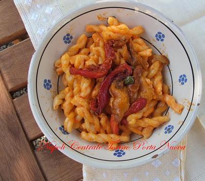 Riccioli alla crema di peperoni Riccioli alla crema di peperoni