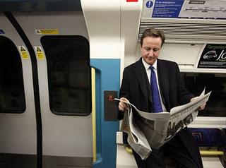 Londra: Il Primo Ministro Cameron prende la tube, ma nessuno lo riconosce