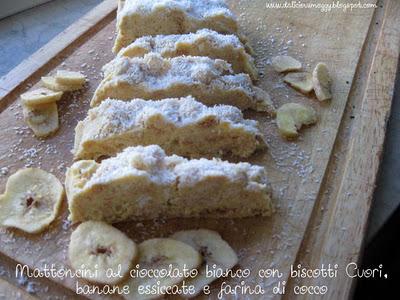 Mattonella al cioccolato bianco con biscotti Cuori, banane essiccate e farina di cocco