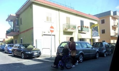 Una città a misura di parcheggio selvaggio