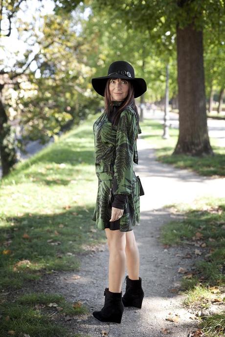 Waiting for the fall: a green dress in the greennes!