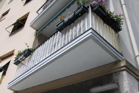 balcone casa 450X300 Milano: Ex Fidanzato Stalker, si arrampica e cade dal balcone.