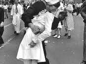 Bacio mare Civitavecchia espone statua ispirata alla foto Alfred Eisenstaedt