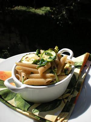 Insalata di Penne integrali con zucchine e erbette profumate