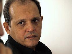 http://upload.wikimedia.org/wikipedia/commons/thumb/0/05/Anouar_Brahem_%2801%29.JPG/250px-Anouar_Brahem_%2801%29.JPG