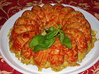 ciambella bicolore di tagliatelle fatte in casa