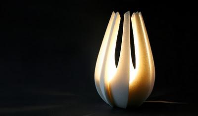 Il design ci illumina con trame naturali.