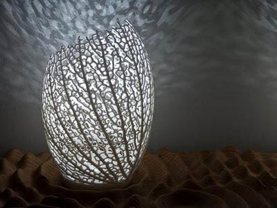 Il design ci illumina con trame naturali.