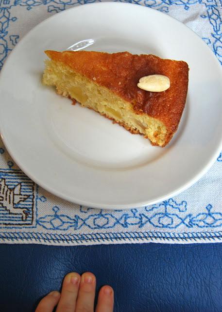 Torta allo yougurt con mele e mandorle