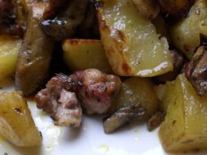 Salsiccia con patate e funghi