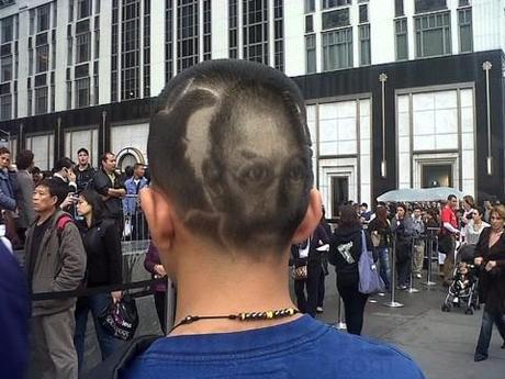 Fan rende omaggio a Steve Jobs con un taglio di capelli Incredibile![foto all'interno]