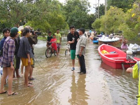 Alluvioni Thailandia: aiuti italiani ad Uthai Thani.