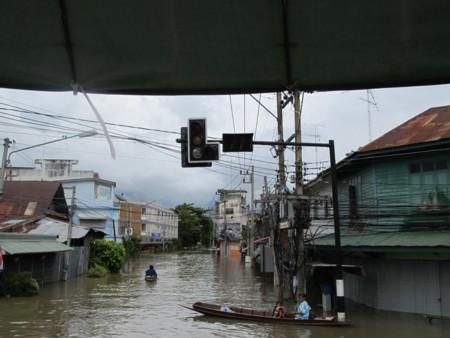 Alluvioni Thailandia: aiuti italiani ad Uthai Thani.