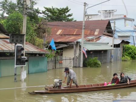 Alluvioni Thailandia: aiuti italiani ad Uthai Thani.