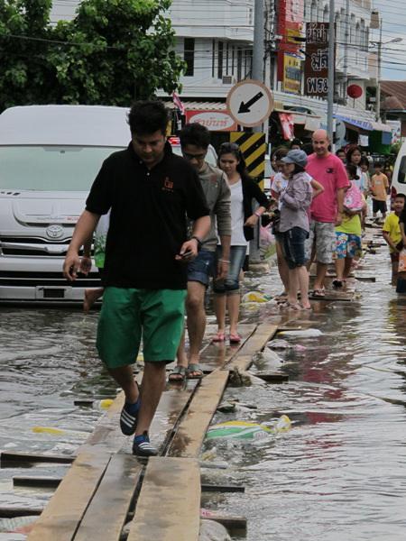 Alluvioni Thailandia: aiuti italiani ad Uthai Thani.