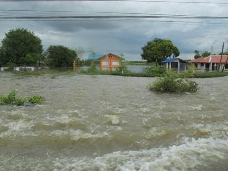 Alluvioni Thailandia: aiuti italiani ad Uthai Thani.