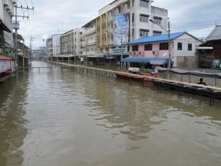 Alluvioni Thailandia: aiuti italiani ad Uthai Thani.