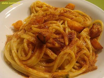 Bigoli mori, bottarga, passatina e dadini fritti di zucca