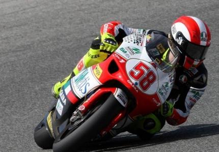 Terribile incidente a Marco Simoncelli nel Gp di Suzuka. In arresto cardiaco in ospedale. Purtroppo le ultime notizie dicono che non ce l'ha fatta.