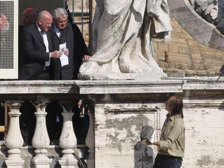 Durante l’Angelus, un uomo brucia una Bibbia