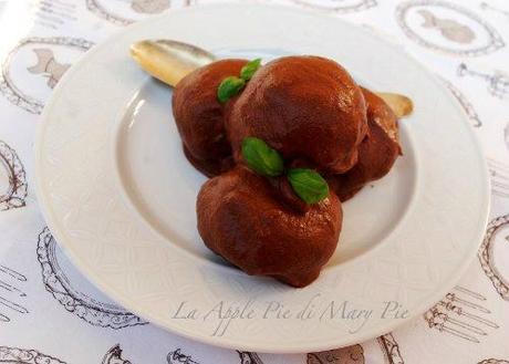 Profiterole alla crema di cioccolato bianco e basilico