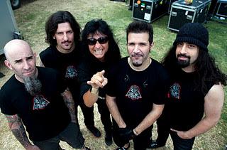 Anthrax - Joey Belladonna atterrato sul palco (video)