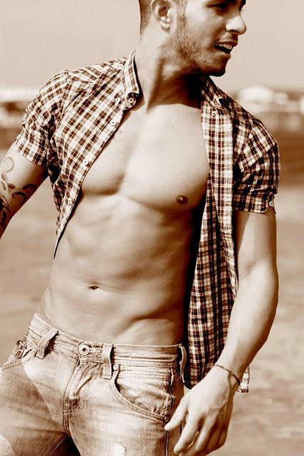 Foto hot per Marco Carta: il suo fisico non si scarta