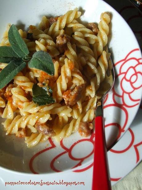 Fusilli con zucca all'amaretto e salsiccia alla salvia