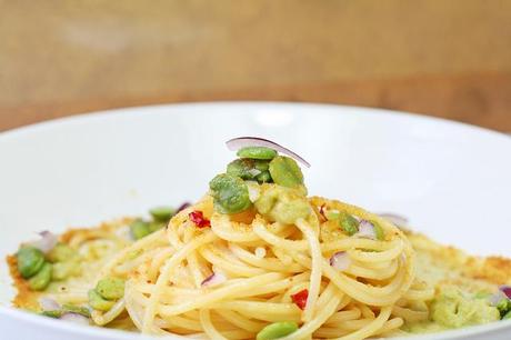 Spaghetti con passatina di fave, bottarga sarda e cipolla rossa