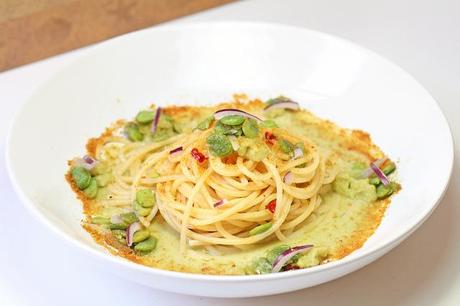 Spaghetti con passatina di fave, bottarga sarda e cipolla rossa