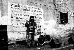 Pippo Gurrieri nel 1999 durante un comizio Pippo Gurrieri: Si Può Insegnare l’Anarchia?