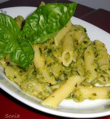 Penne al pesto di basilico, zucchine e fiori di zucca