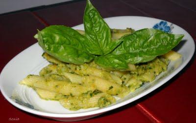 Penne al pesto di basilico, zucchine e fiori di zucca