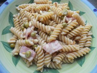 Fusilli con piselli, prosciutto e pinoli