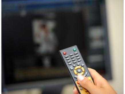 telecomando Ascolti Tv di martedi 25, vince Striscia la Notizia 