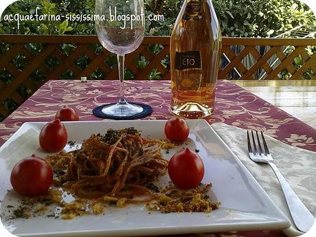 ...spaghetti di farro con pomodori, uvetta e pinoli..