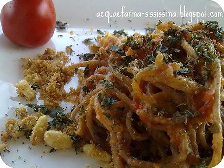 ...spaghetti di farro con pomodori, uvetta e pinoli..