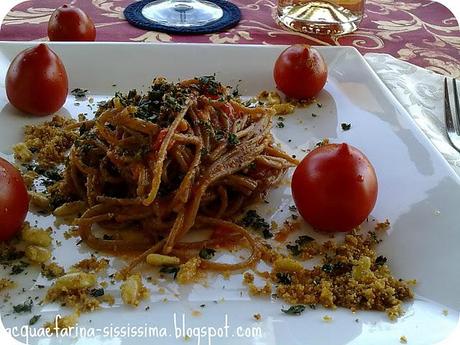 ...spaghetti di farro con pomodori, uvetta e pinoli..