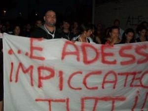 Cane impiccato vicino ai cassonetti. La città si ribella.