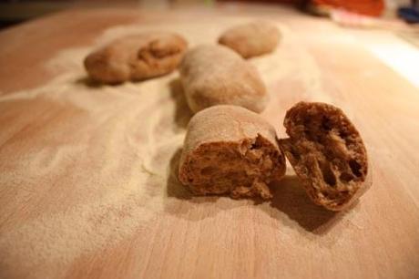 Ciabattine con farina integrale di farro e pasta madre….e la cucina per bambini