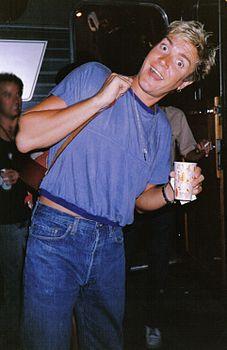 http://upload.wikimedia.org/wikipedia/commons/thumb/9/94/Simon_Le_Bon_in_1987.jpg/227px-Simon_Le_Bon_in_1987.jpg