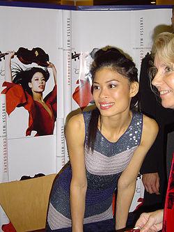 http://upload.wikimedia.org/wikipedia/commons/thumb/2/20/Vanessa_Mae.jpg/250px-Vanessa_Mae.jpg