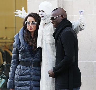 Manchester: Mario Balotelli Raffaella Fico e il giornaletto pornografico