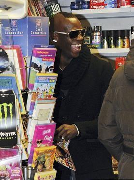 Manchester: Mario Balotelli Raffaella Fico e il giornaletto pornografico