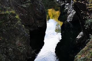 La vista dal ponte romano di Cossogno in una mattina d'autunno, Valgrande