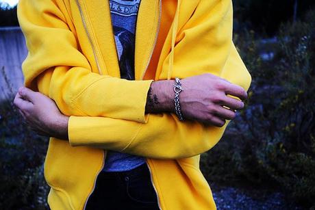 Yellow sweatshirt || OUTFIT post