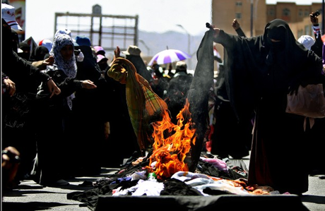 FOTO DEL GIORNO 27 OTTOBRE 2011 : IL ROGO DEI VELI NELLO YEMEN